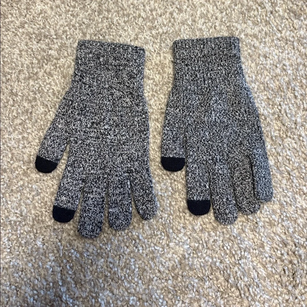 Nordstrom Gray and Black knit Gloves one size nwot w/ tech fingers!